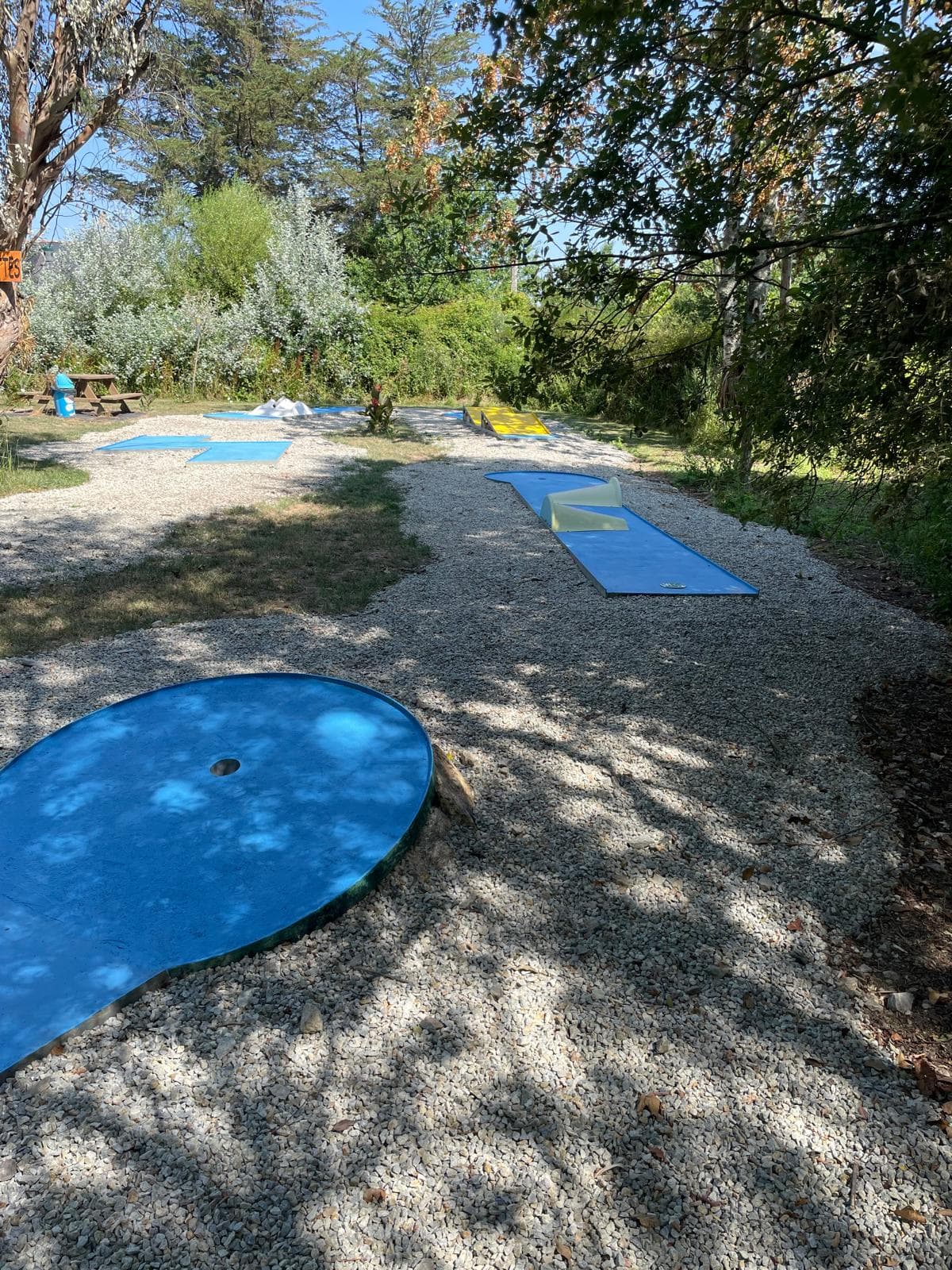 Vue d'ensemble du parcours de mini-golf en plein air