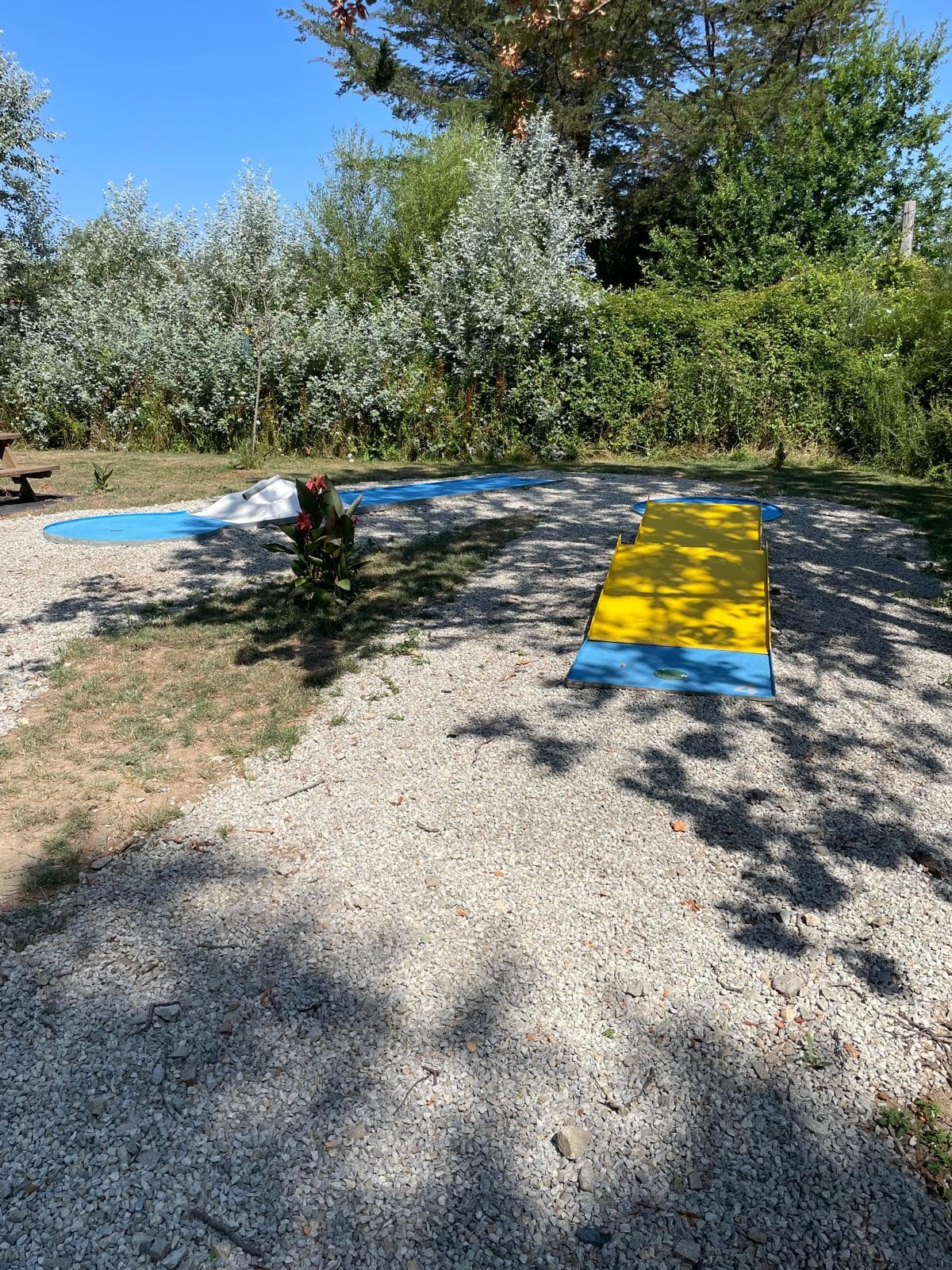 Famille jouant au mini-golf à Saint Armel