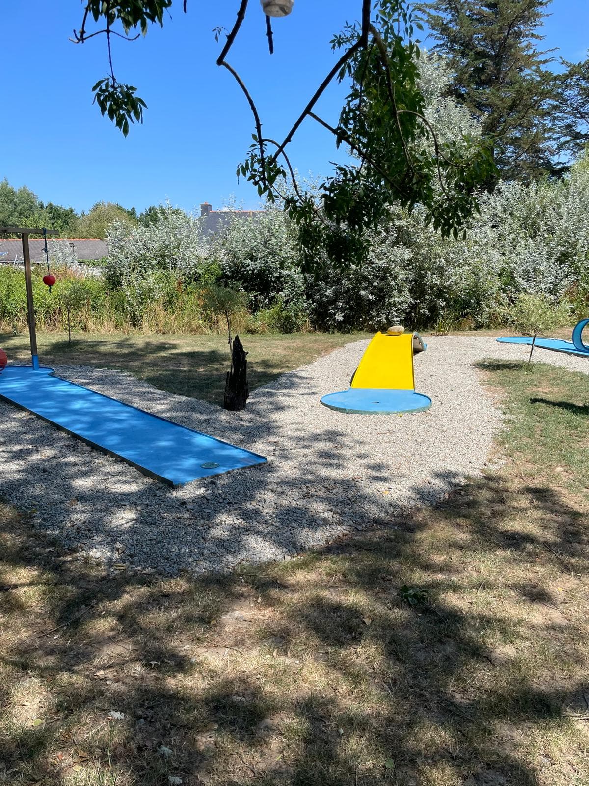 Vue d'ensemble du parcours de mini-golf 18 trous