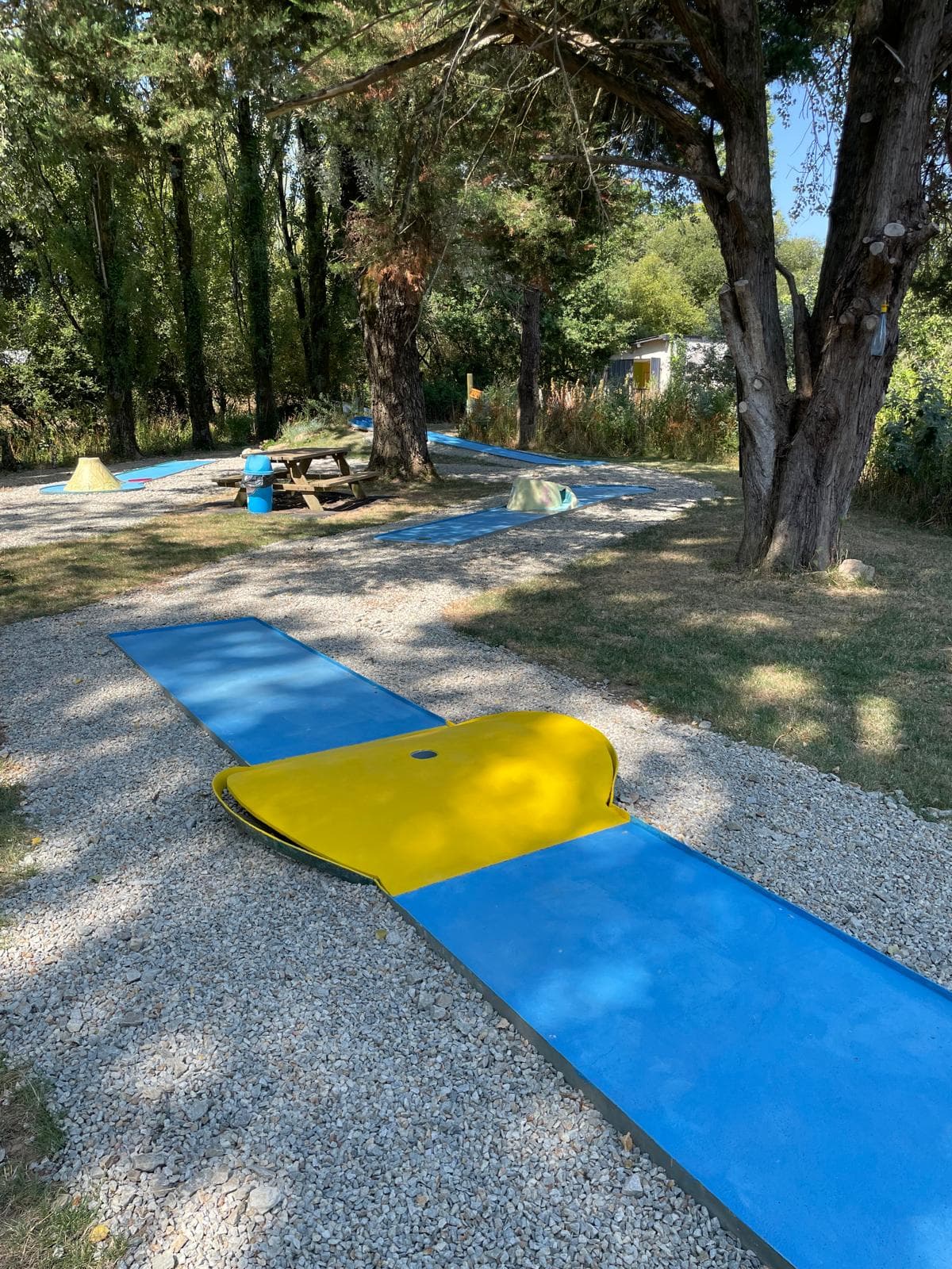 Trou de mini-golf avec décoration maritime