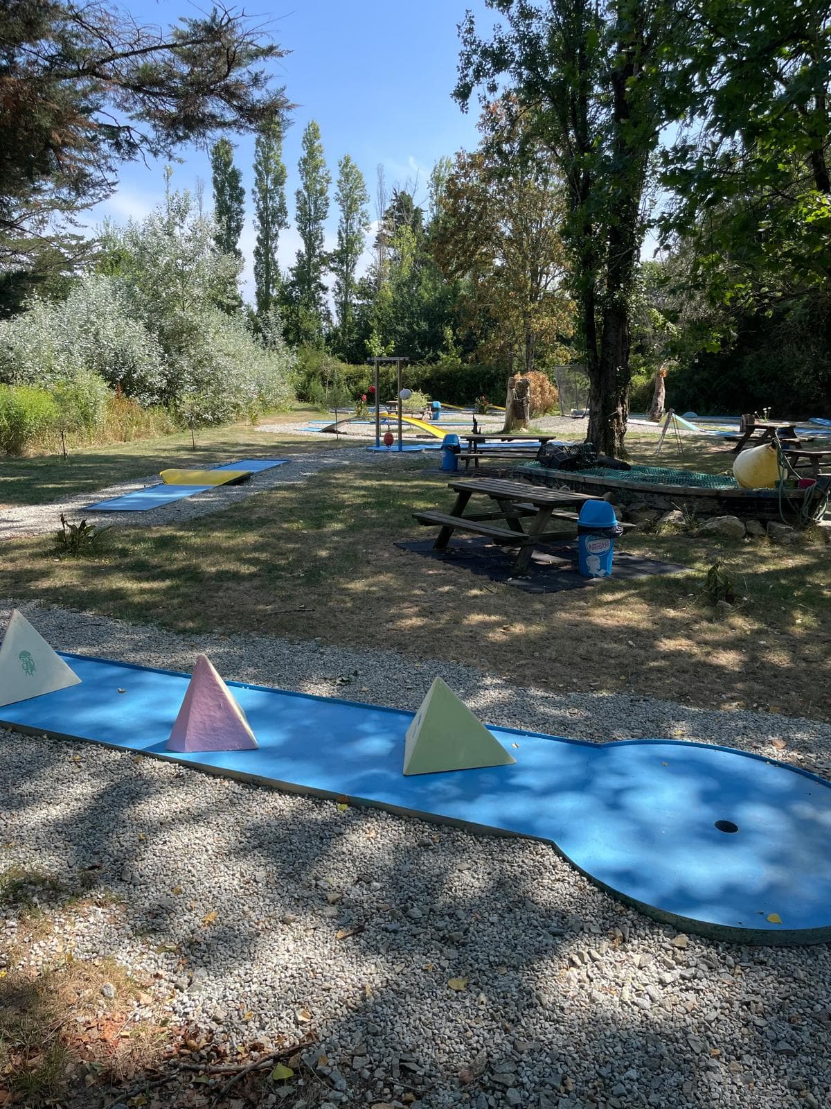 Joueur profitant du parcours de mini-golf