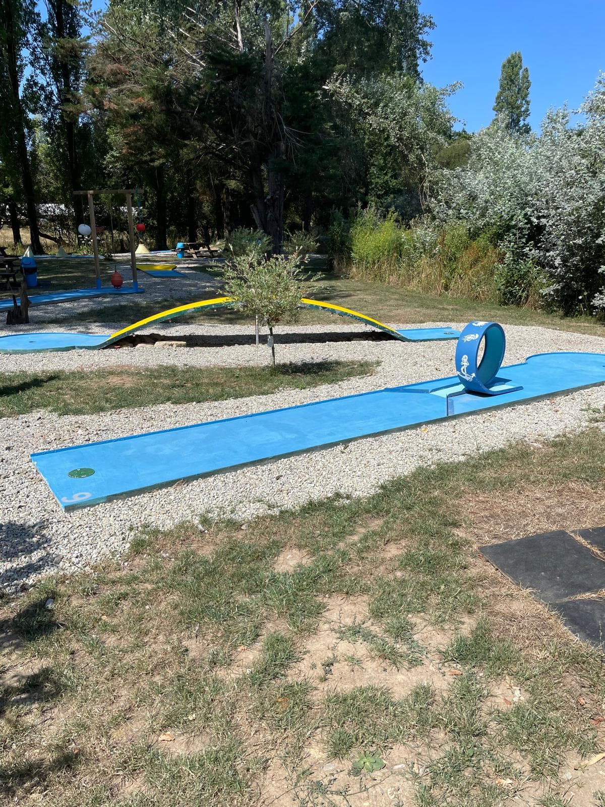 Vue rapprochée d'un trou du parcours de mini-golf
