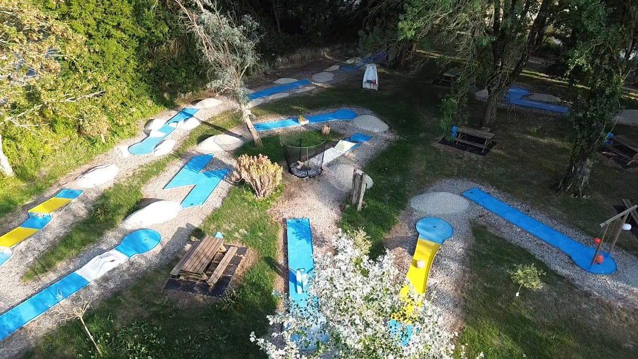 Famille avec enfants profitant du mini-golf