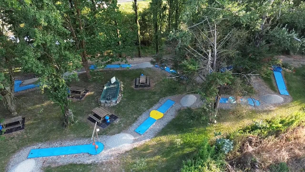 Duo de joueuses sur le parcours de mini-golf