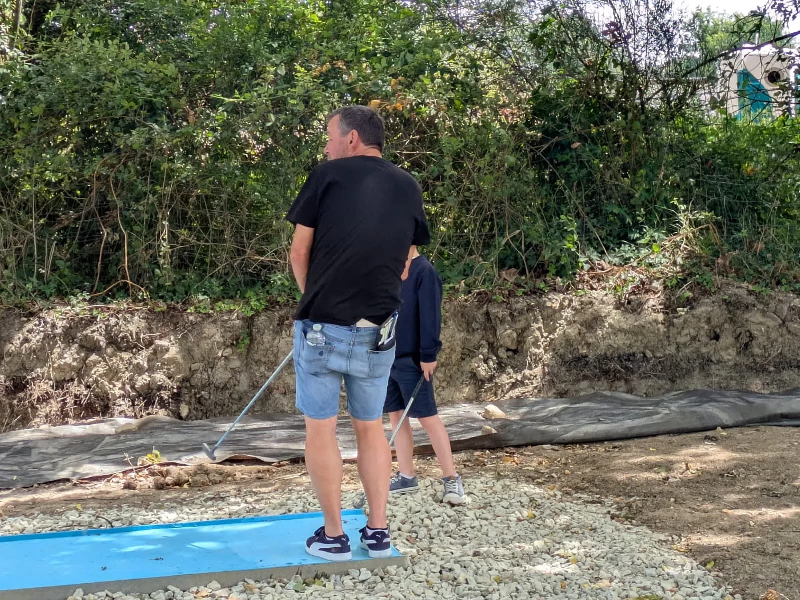 Parcours de mini-golf coloré avec obstacles créatifs