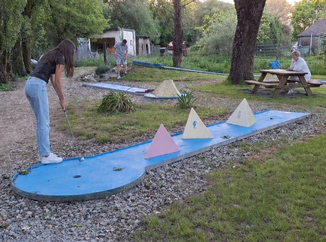 Partie de mini-golf en famille dans le Morbihan