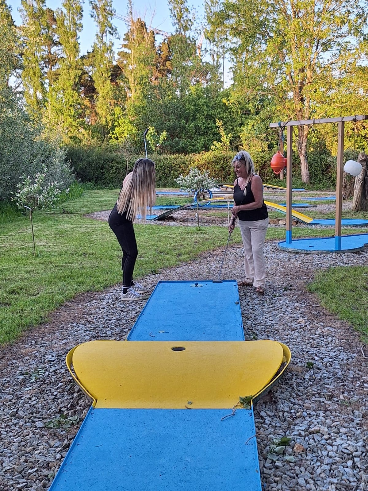 Duo de joueuses sur le parcours de mini-golf