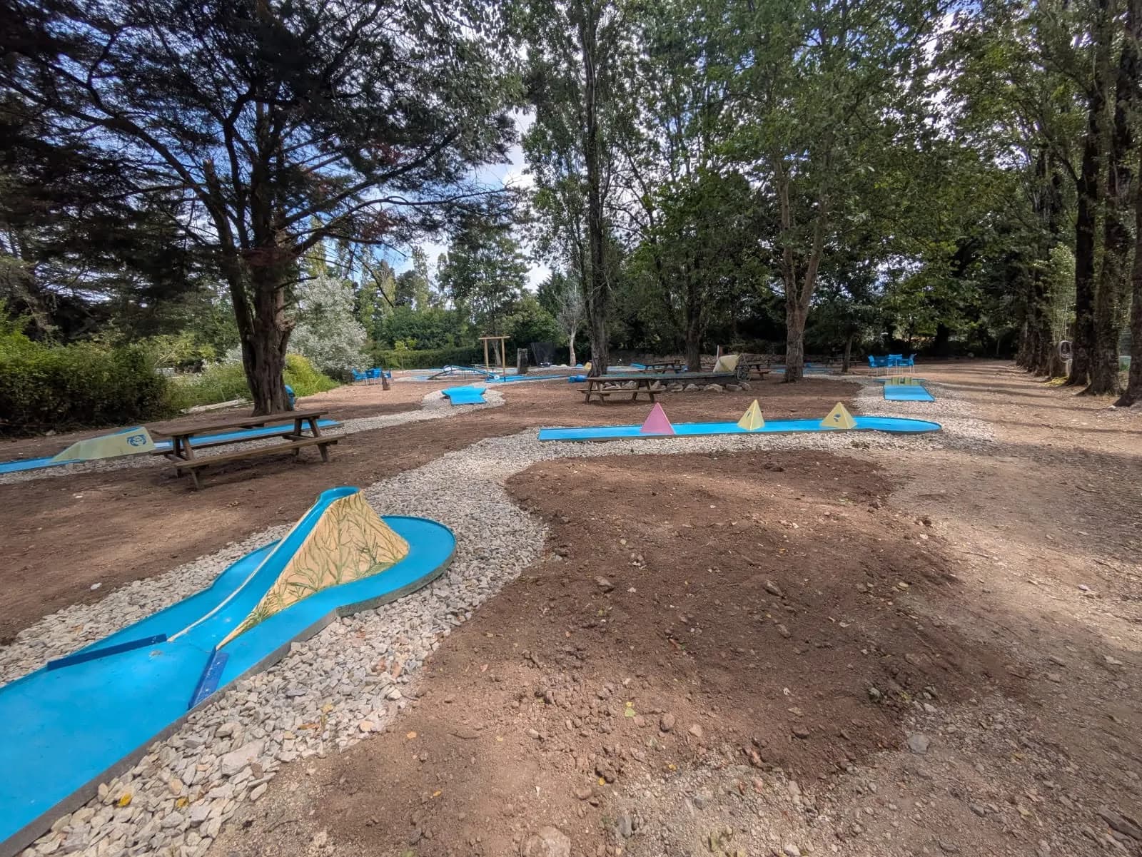 Famille jouant au mini-golf à Saint Armel