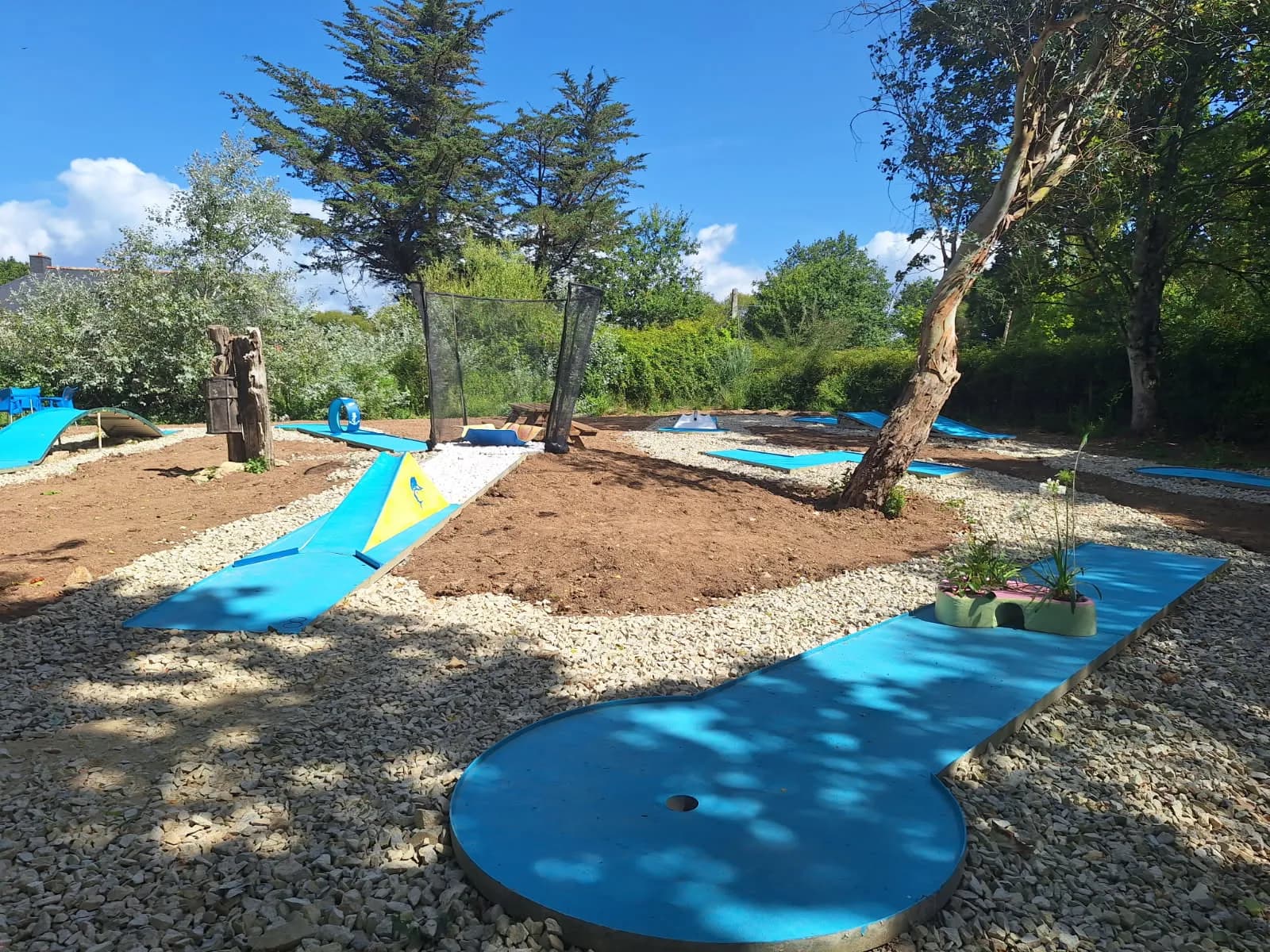 Trou de mini-golf avec décoration maritime